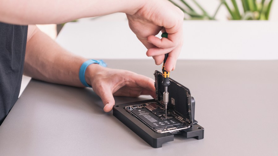 Raspberry Pi Locks RAM Upgrades in Firmware: What Shoppers Need to Know 2 computer repair tools technician