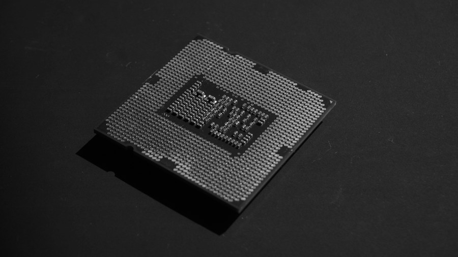 7 Tips to Upgrade Your Gaming PC Without Overspending on Memory 1 CPU processor installation detail