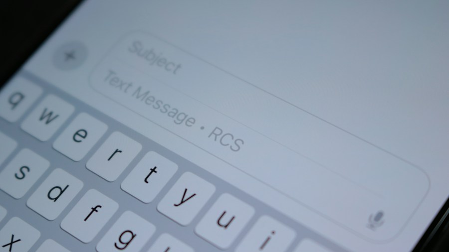 iOS 27 Keyboard Paste Shortcut: What Buyers Should Know 2 iPhone text input interface