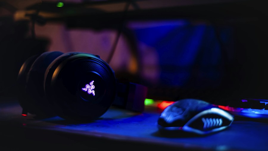 Sony Launches Two New PS5 Headsets: What Gamers Need to Know 1 microphone boom gaming setup