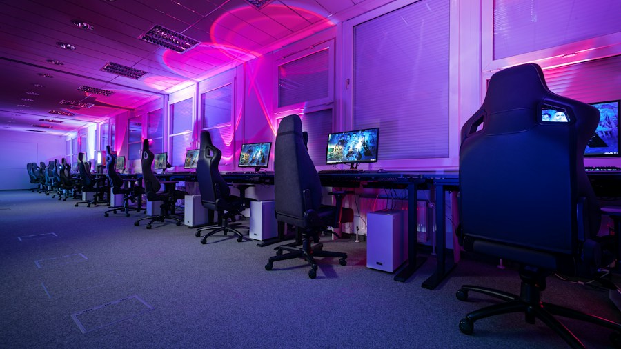 Gaming Mouse Polling Rates: What Pro Players Know That You Should Too 1 professional esports player gaming competition